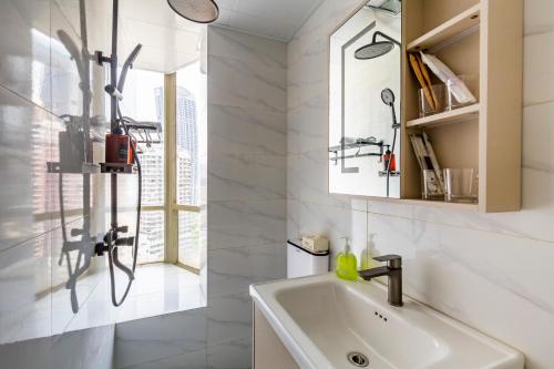 Three-Bedroom Apartment with Mountain View image 9