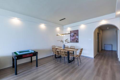 Quadruple Room with Balcony image 7