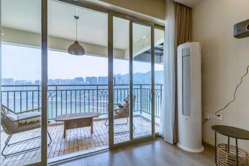 Quadruple Room with Balcony image 5