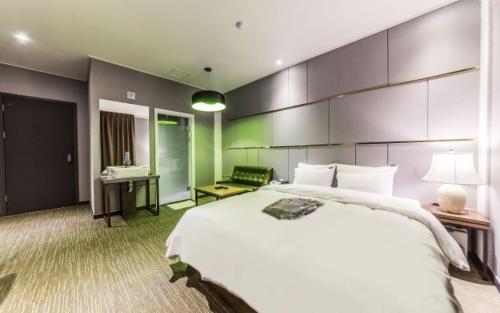 Gangdong Moon Boutique Hotel - Tap to explore photos