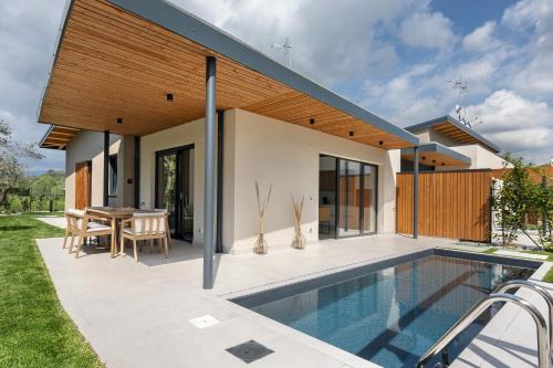 Villa with Garden View