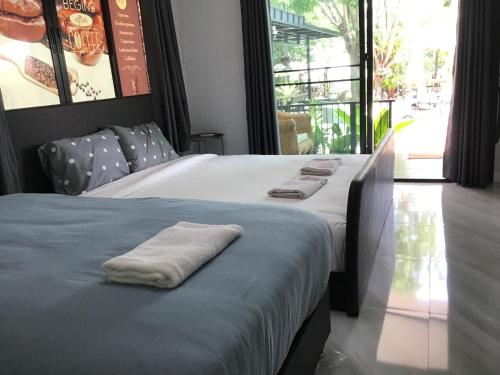 1 double bed, 1 twin bed