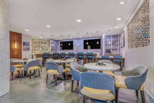 Embassy Suites Detroit Metro Airport - image 13