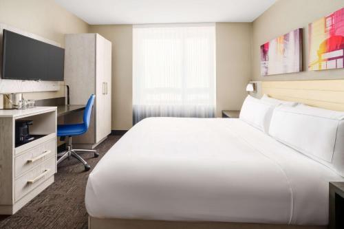 Standard King Room image 6