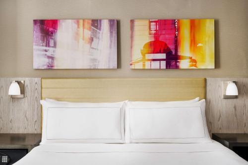 Standard King Room image 5
