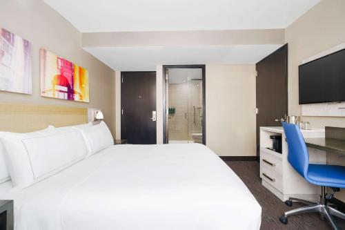 Standard King Room image 3