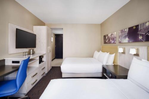 Standard Double Room with Two Double Beds image 2