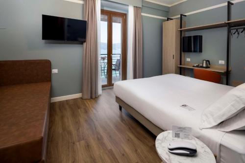 1 queen bed, 1 twin bed