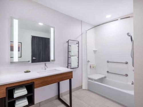 King Room with Bath Tub - Mobility/Hearing Accessible - Non-Smoking