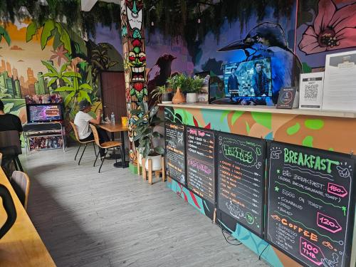 เออร์เบิน จังเกิล โซเชียล (Urban Jungle Social) near โรงเรียนเตรียมอุดมศึกษา