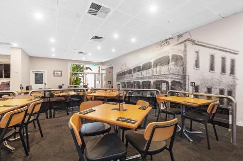 餐厅, The Commercial Hotel in 甘比尔山