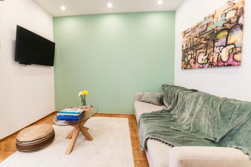 Mary's Haven Apt near metro station and Acropolis 1
