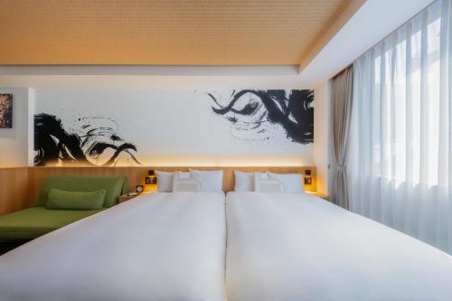 Standard Twin Room image 5