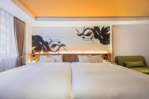Superior Twin Room image 5