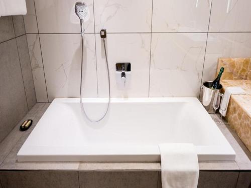 Baño, Hotel 2 Fevrier in Lome