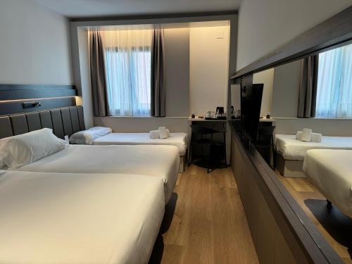 Twin Room with Extra Bed image 10