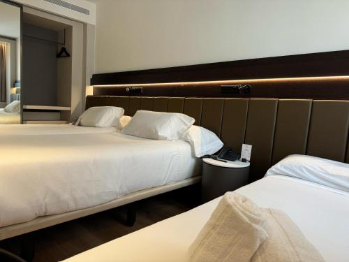 Twin Room with Extra Bed image 7