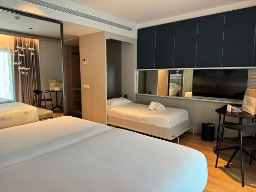 Twin Room with Extra Bed image 5