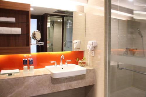 Deluxe King Room image 6