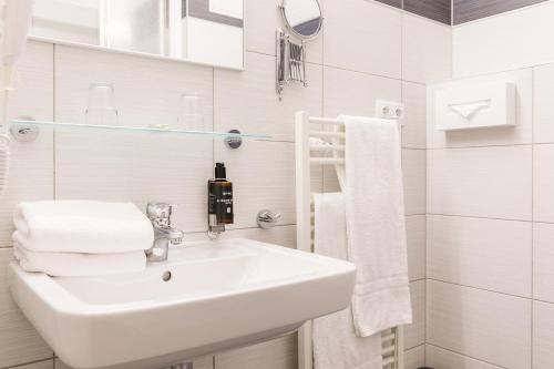 Business Double or Twin Room with Air-Conditioning image 5