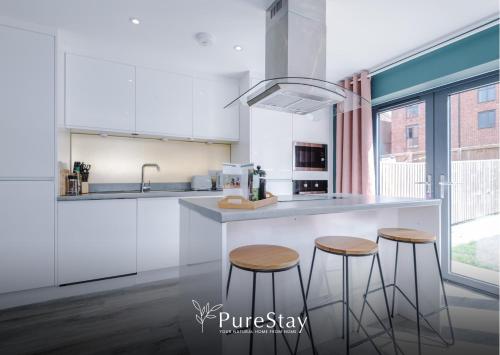 Modern 5 Bedroom House in Manchester by PureStay - Short Stay with Service Accommodation & Free Parking, Manchester (photo 5)