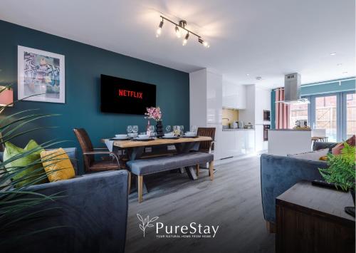 Modern 5 Bedroom House in Manchester by PureStay - Short Stay with Service Accommodation & Free Parking, Manchester