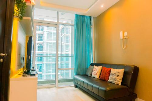 Fancy and Nice 1BR at Brooklyn Alam Sutera Apartment By Travelio - image 5