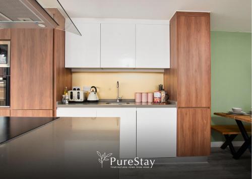 Stylish 5-bedroom Manchester Retreat Sleeps 9 by PureStay, Manchester (photo 9)