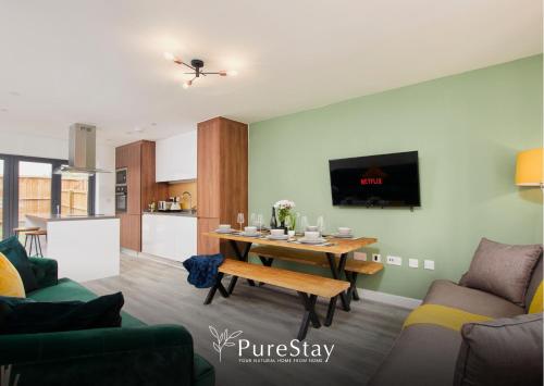 Stylish 5-bedroom Manchester Retreat Sleeps 9 by PureStay, Manchester (photo 6)