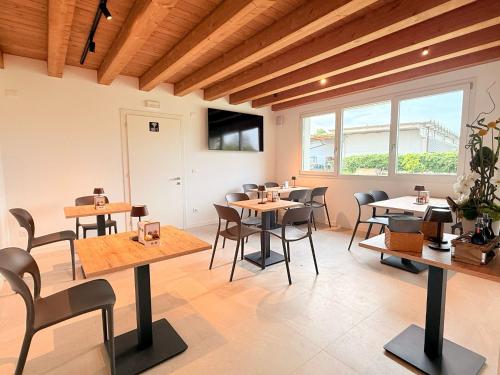 Restorāns, B-Village Bar and Rooms in San Martino al Tagliamento