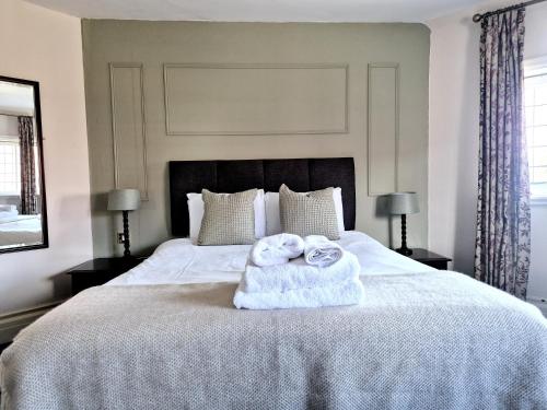 The Devil's Punchbowl Hotel - image 6