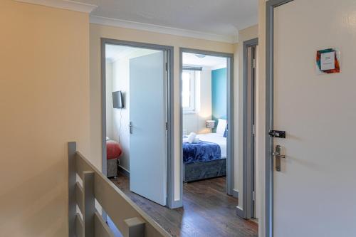 4 Bed Home Near New Cross Hospital-Contractors, Relocation, Families in Heath Town