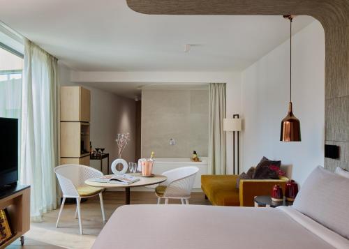 EXTRA ME+ JUNIOR SUITE CITY VIEW