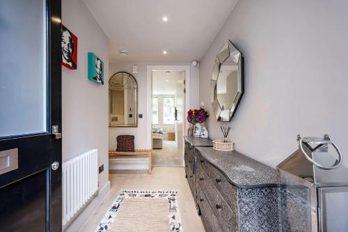 The Bohemian Rhapsody, Hampstead - by Out of office Lifestyle, Londýn (fotografie 7)