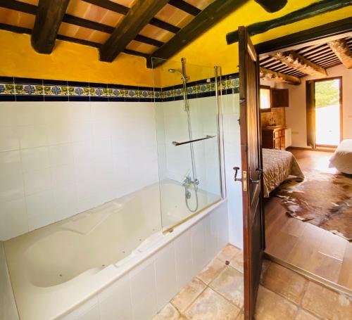 Fürdőszoba, Casa Mas Molines con piscina, jacuzzi y barbacoas. in Montras
