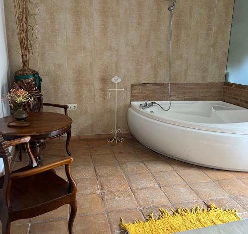 Létesítmények, Casa Mas Molines con piscina, jacuzzi y barbacoas. in Montras