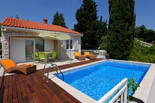 2 bedrooms, 3 beds