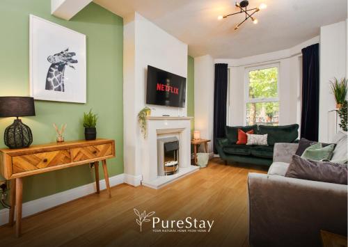 BIG Contractor House with 6 Beds & Free Parking by PureStay - 7 night min!