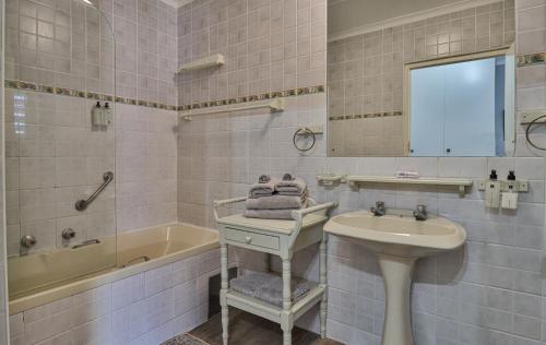 Family Room image 4