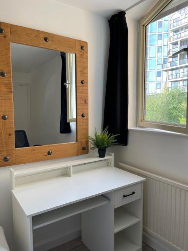 London Central 2 Bathroom Flat with Free Parking - image 11