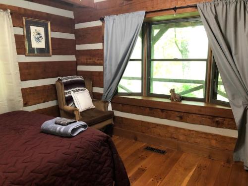 Rustic Cabin with Large Deck near Franklin, Tennessee