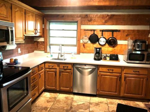 Rustic Cabin with Large Deck near Franklin, Tennessee