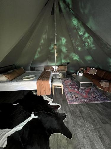 Spacious Equipped Bell Tent with Deck, Fire Pit and Picnic Space in Tennessee in Coopertown (TN)