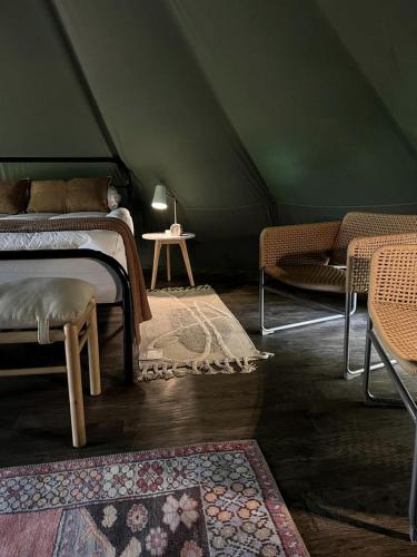 Spacious Equipped Bell Tent with Deck, Fire Pit and Picnic Space in Tennessee in Coopertown (TN)