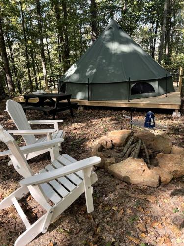 Spacious Equipped Bell Tent with Deck, Fire Pit and Picnic Space in Tennessee in Coopertown (TN)