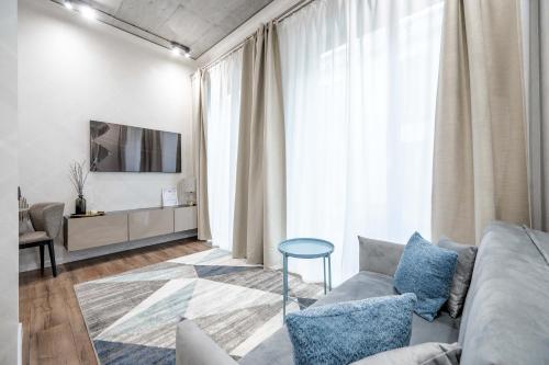 Queen Studio image 10