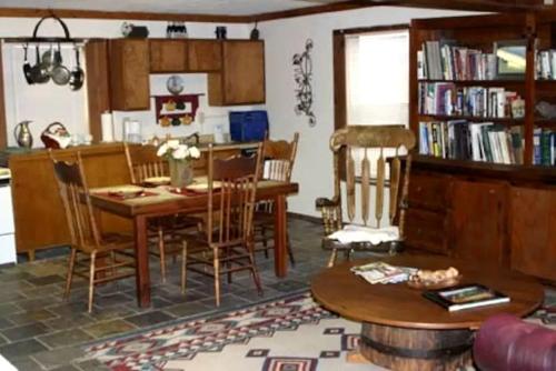 Pet-Friendly Accommodation on a Ranch in McDade, Texas in 埃爾金