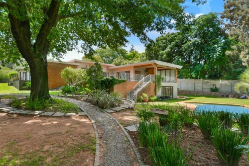 4 Bedroom - Family Home - Tennis Court - Pool - image 5