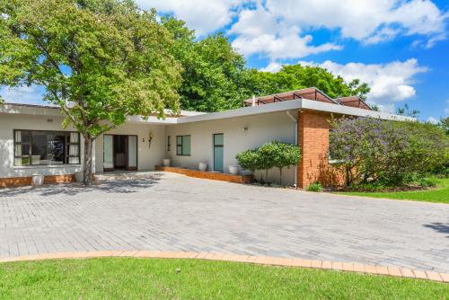 4 Bedroom - Family Home - Tennis Court - Pool - image 4