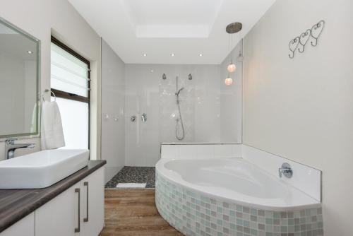 4 Bedroom - Family Home - Tennis Court - Pool - image 2